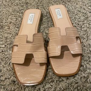NWOT STEVE MADDEN SLIDES